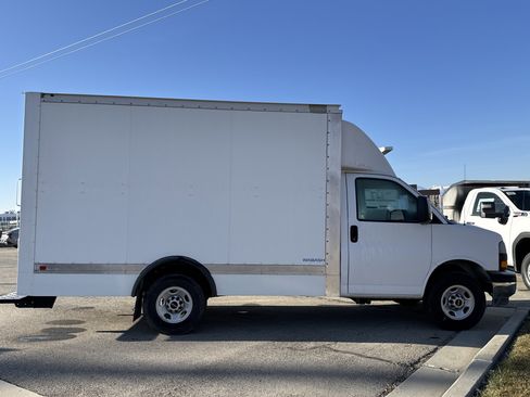 New 2024 GMC Savana 3500 Work Van w/ Power Convenience Package image 7