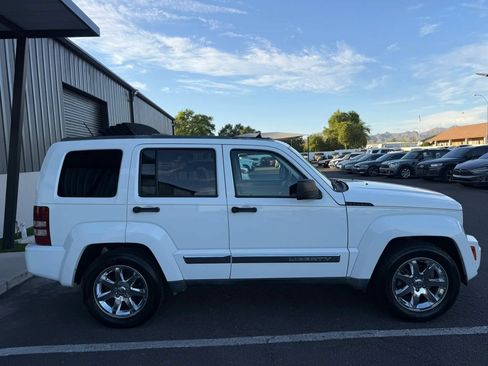 Used 2011 Jeep Liberty Limited w/ Tire & Wheel Group RWD image 12