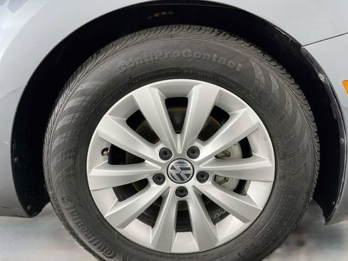 Used 2018 Volkswagen Beetle 2.0T S FWD image 29