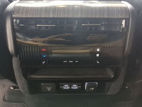 Used 2023 Jeep Wagoneer Series III w/ Preferred Equipment Group image 20