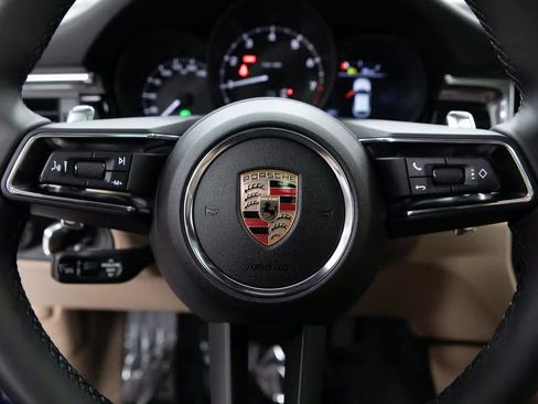 Certified 2025 Porsche Macan image 14