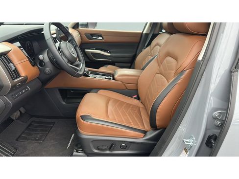 Used 2025 Nissan Pathfinder Platinum w/ Cargo Package AWD/4WD image 10