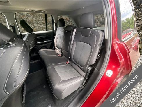 Used 2023 Jeep Grand Cherokee Laredo AWD/4WD image 19