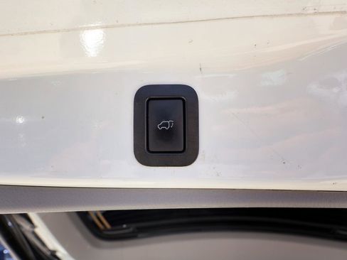 Used 2018 Toyota Highlander Limited Platinum FWD image 31