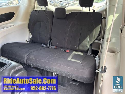 Used 2017 Chrysler Pacifica Touring w/ Tire & Wheel Group FWD image 34