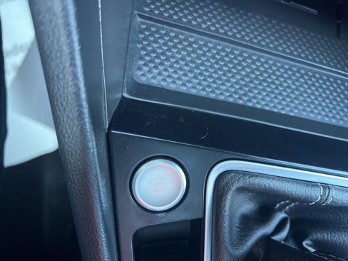 Used 2025 Volkswagen Jetta SE image 19