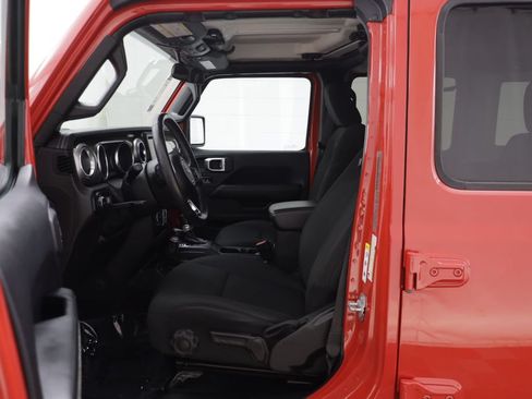 Used 2018 Jeep Wrangler Unlimited Sahara AWD/4WD image 6