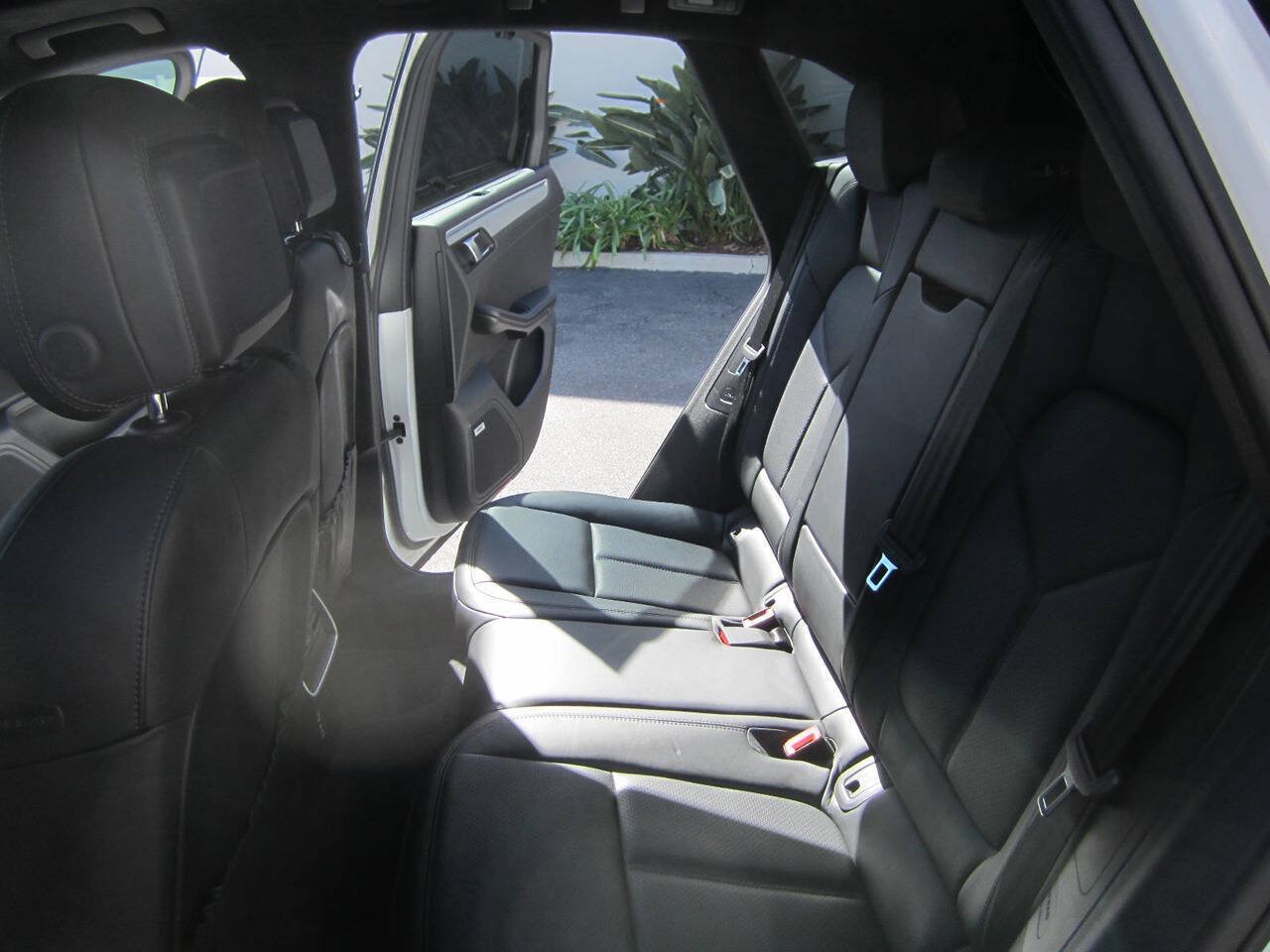 Used 2020 Porsche Macan Turbo AWD/4WD image 19