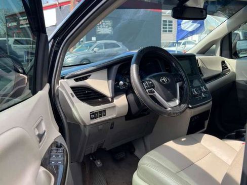 Used 2017 Toyota Sienna XLE w/ XLE Navigation Package image 16