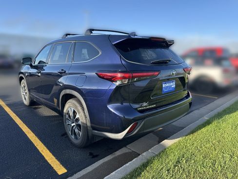 Used 2021 Toyota Highlander XLE AWD/4WD image 4
