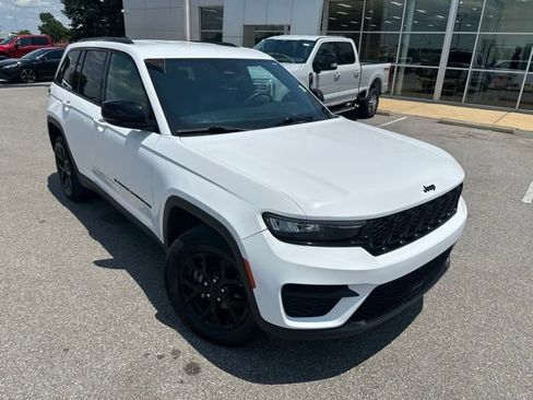 Used 2024 Jeep Grand Cherokee Altitude AWD/4WD image 6