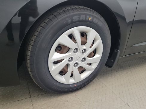 Used 2018 Hyundai Elantra SE FWD image 30