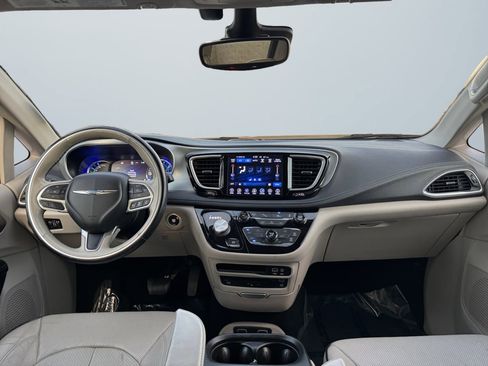 Used 2017 Chrysler Pacifica Platinum image 9