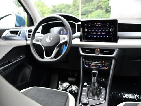 New 2025 Volkswagen Taos SE image 19