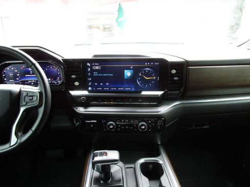 Used 2023 Chevrolet Silverado 1500 High Country w/ Technology Package AWD/4WD image 8