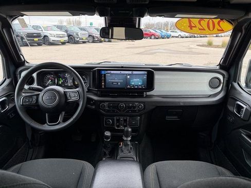 Used 2024 Jeep Wrangler Unlimited image 21