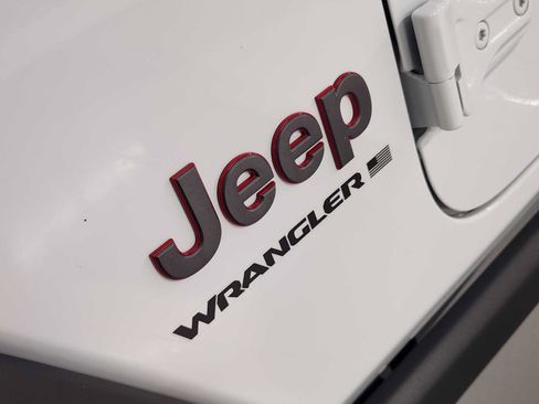Used 2026 Jeep Wrangler Unlimited Rubicon AWD/4WD image 13