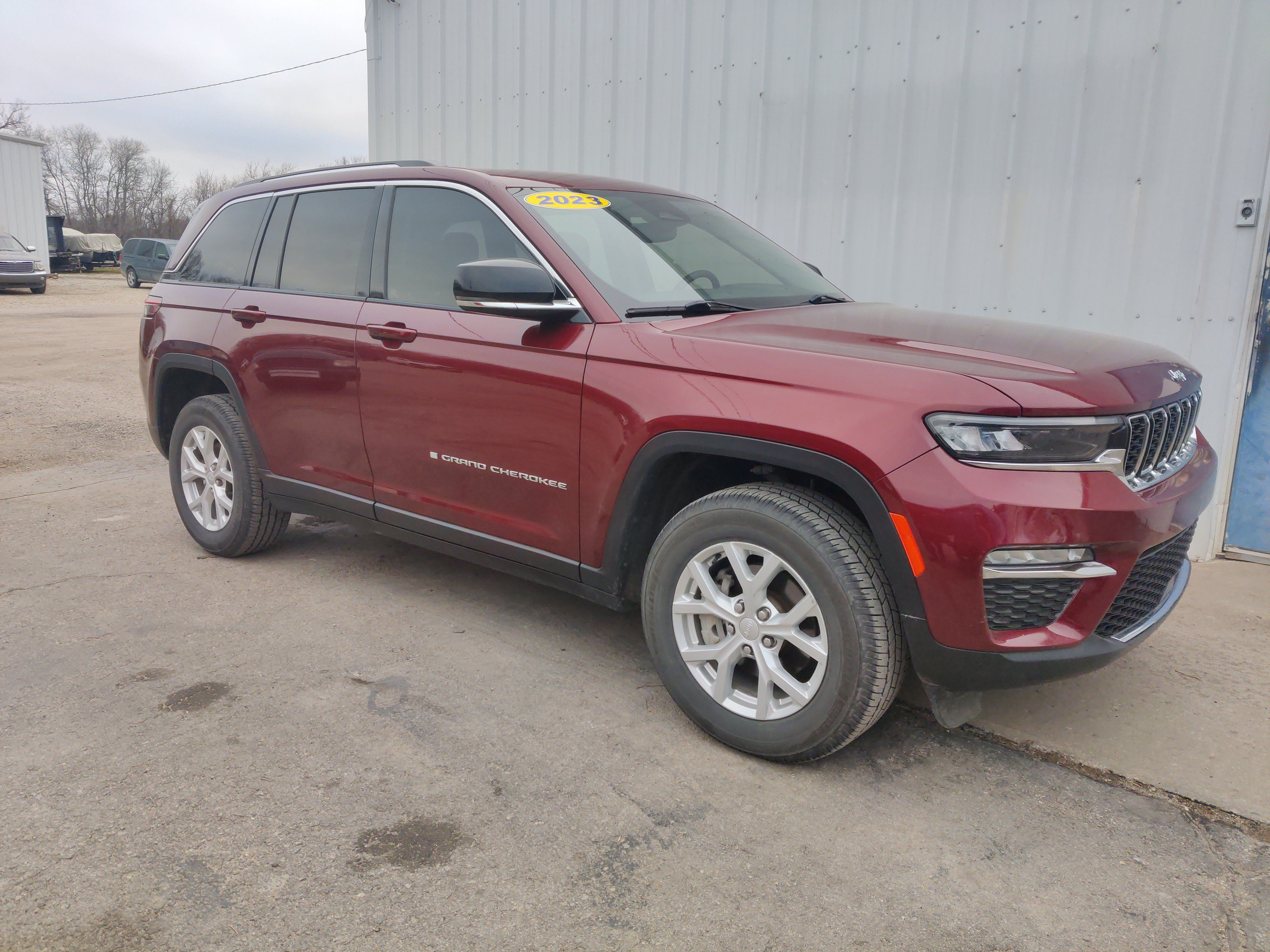 Used 2023 Jeep Grand Cherokee Limited AWD/4WD image 2