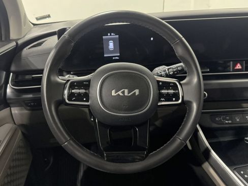 Used 2025 Kia Carnival FWD image 5