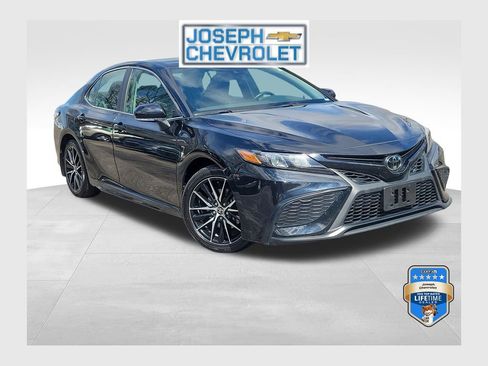 Used 2024 Toyota Camry SE image 1