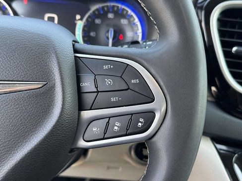 Used 2024 Chrysler Pacifica Touring-L FWD image 23