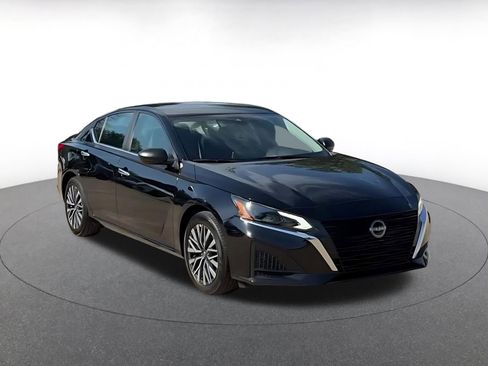 Used 2025 Nissan Altima 2.5 SV FWD image 3