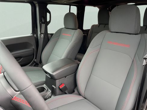 Used 2024 Jeep Wrangler Unlimited Rubicon AWD/4WD image 12