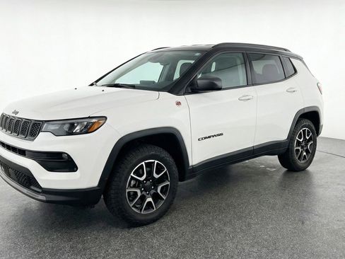 Used 2025 Jeep Compass Trailhawk AWD/4WD image 3