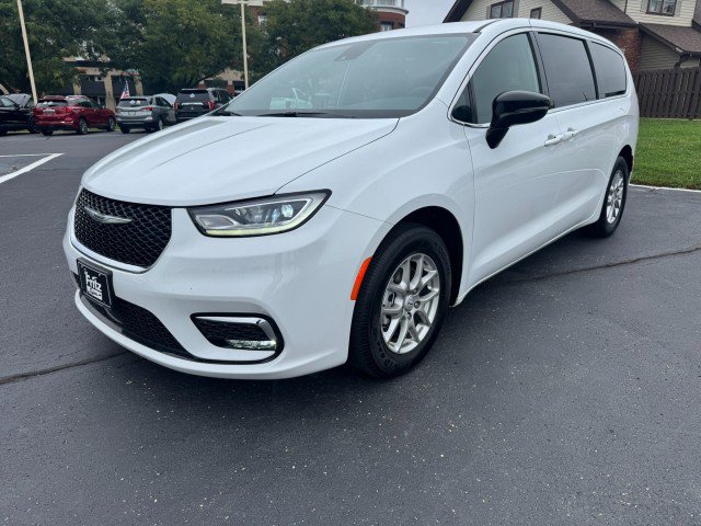 Used 2026 Chrysler Pacifica Select FWD image 55