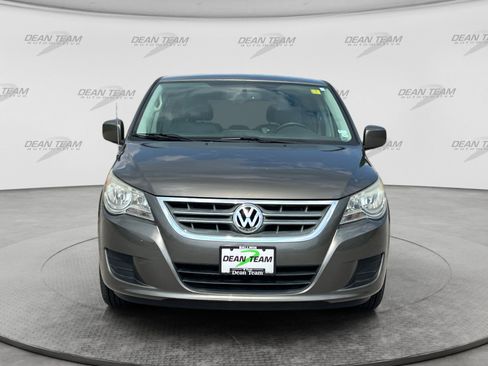 Used 2010 Volkswagen Routan SE FWD image 2