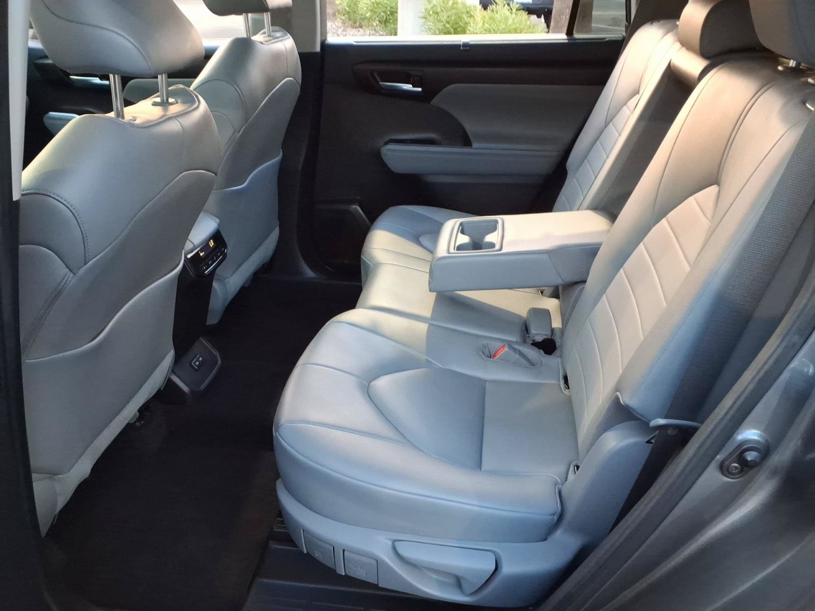 Used 2023 Toyota Highlander XLE FWD image 10