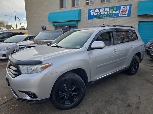 Used 2012 Toyota Highlander SE w/ Tow Pkg image 3
