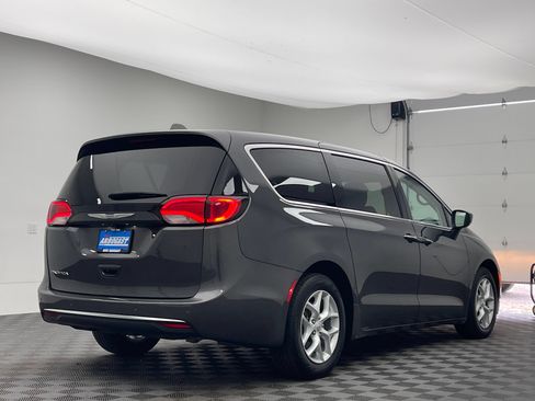 Used 2017 Chrysler Pacifica Touring Plus w/ Tire & Wheel Group FWD image 7