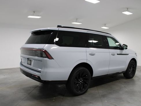 New 2026 Lincoln Navigator Reserve AWD/4WD image 8
