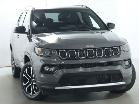 Used 2023 Jeep Compass Limited AWD/4WD image 2