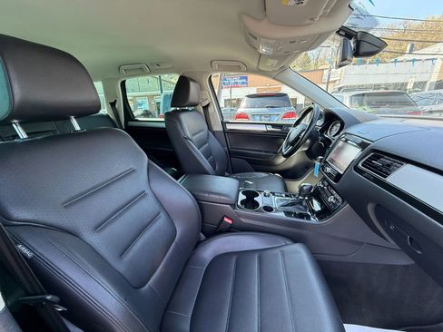 Used 2012 Volkswagen Touareg Sport image 52