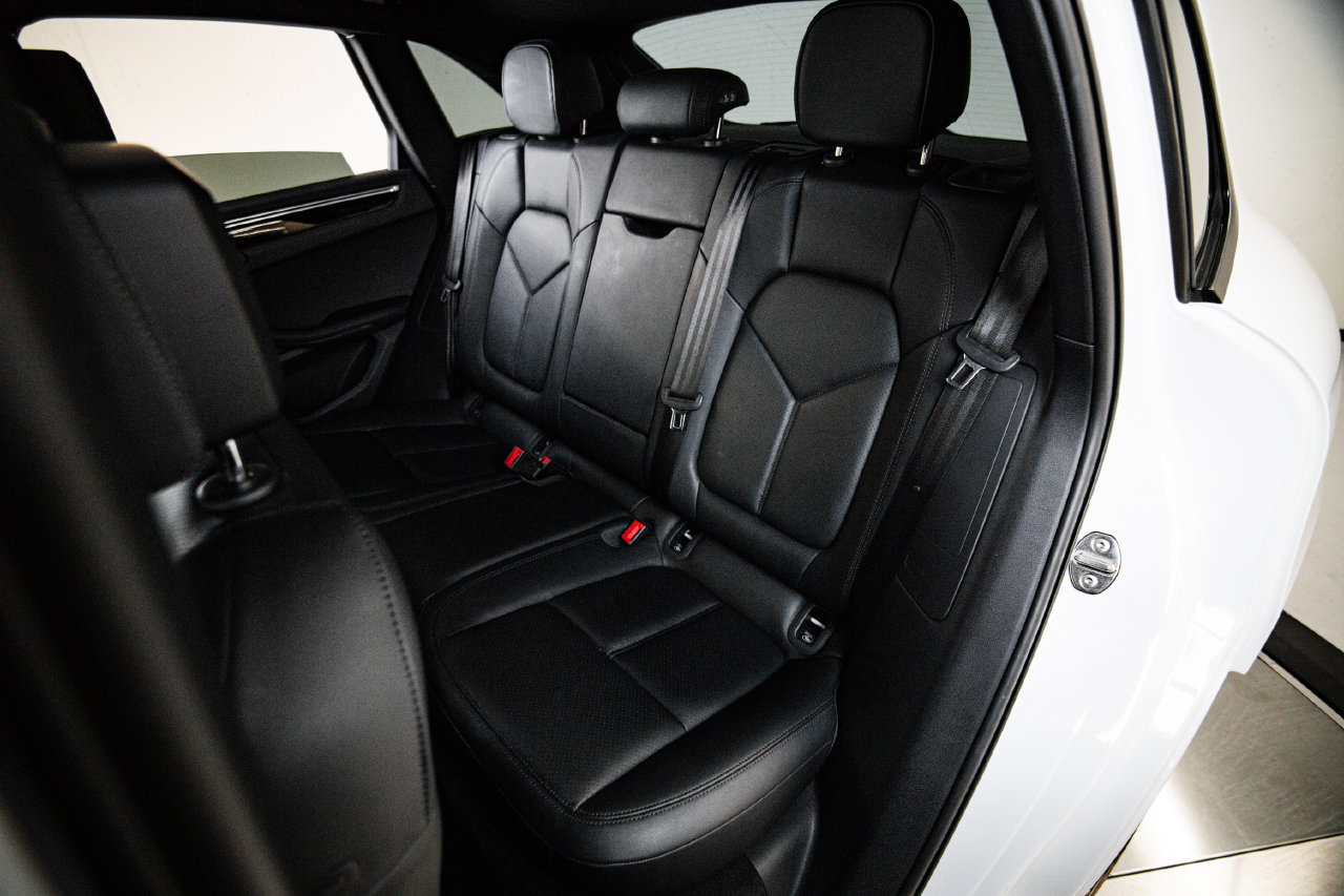 Certified 2023 Porsche Macan AWD/4WD image 24