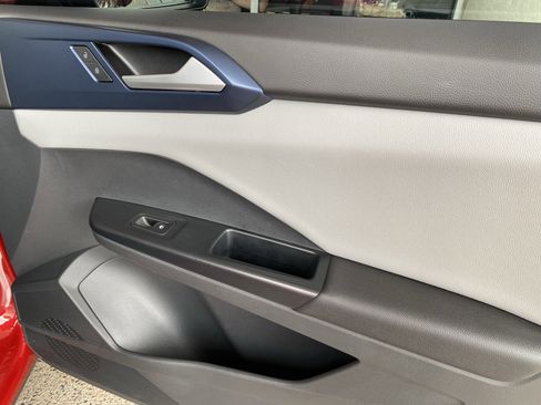 Used 2023 Volkswagen Taos SE w/ Panoramic Sunroof Package image 32