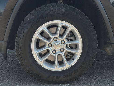 Used 2018 Jeep Grand Cherokee Laredo AWD/4WD image 12