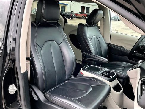 Used 2023 Chrysler Pacifica Touring-L FWD image 7