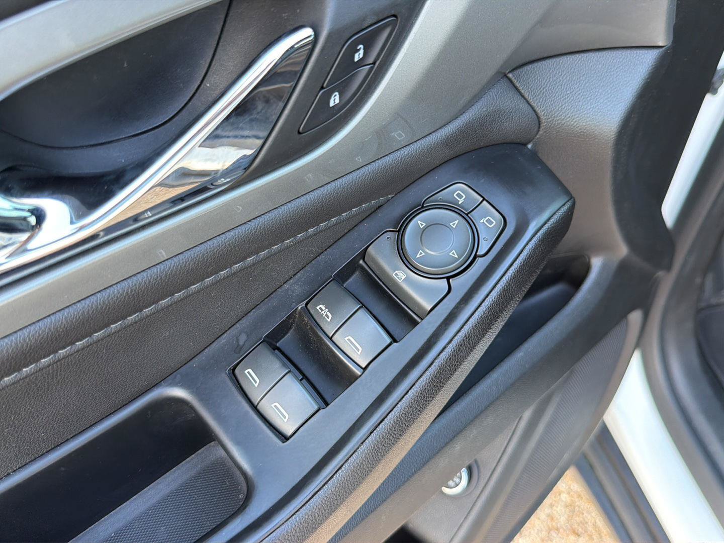 Used 2023 Chevrolet Traverse LT FWD image 19