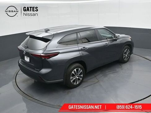 Used 2024 Toyota Highlander XLE AWD/4WD image 50
