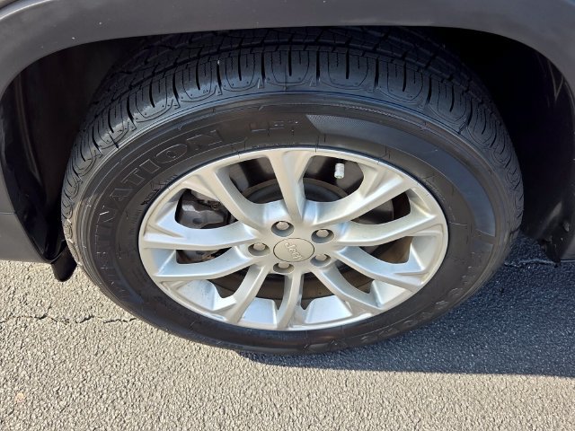 Used 2019 Jeep Cherokee Latitude w/ Popular Appearance Group FWD image 17