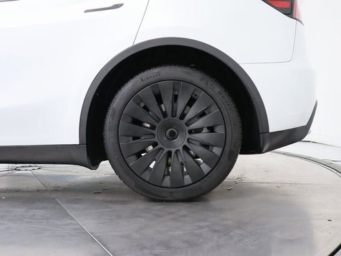 Used 2024 Tesla Model Y Long Range image 39