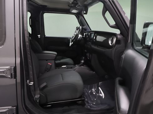 Certified 2018 Jeep Wrangler Unlimited Sahara AWD/4WD image 12