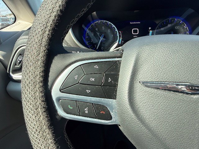 Used 2023 Chrysler Pacifica Touring-L AWD/4WD image 16
