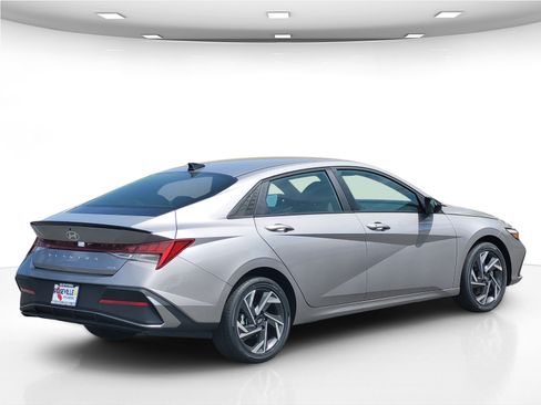 New 2025 Hyundai Elantra SEL image 7