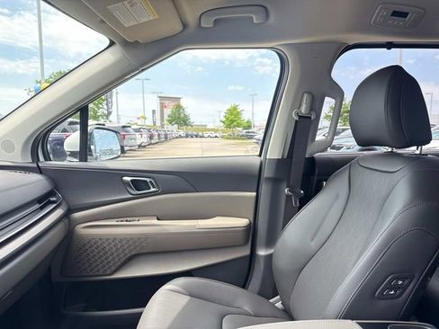 New 2026 Kia Carnival EX FWD image 17