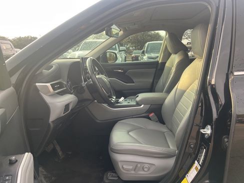 Used 2021 Toyota Highlander XLE image 8
