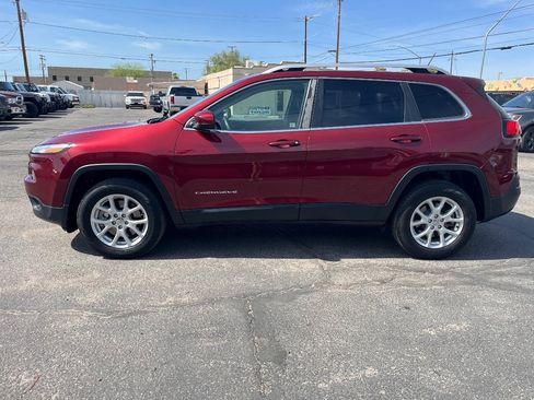 Used 2018 Jeep Cherokee Latitude AWD/4WD image 9